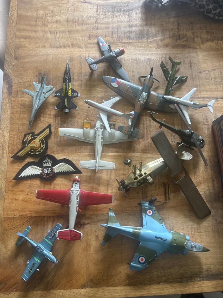 Verzameling modelvliegtuigen en insignes, Overige merken, Gebruikt, Ophalen of Verzenden, Groter dan 1:72