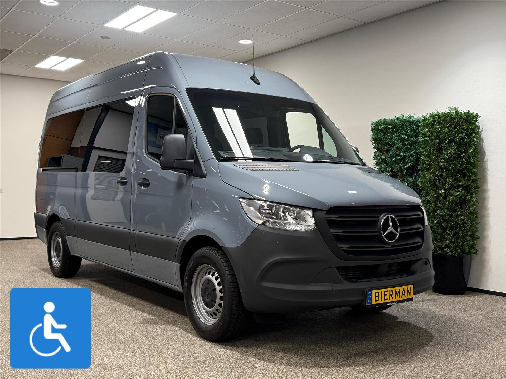 Mercedes Sprinter L2H2 Rolstoelbus Rolstoel voorin, 12 maanden, Stof, Gebruikt, Zwart