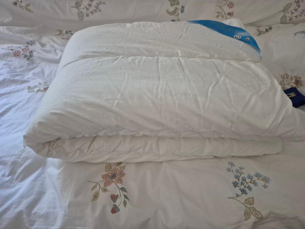 Cara Comfort dekbed 4-Seizoenen + twee dekbedovertekken, Ophalen of Verzenden, Wit, Jongetje of Meisje, Deken of Dekbed