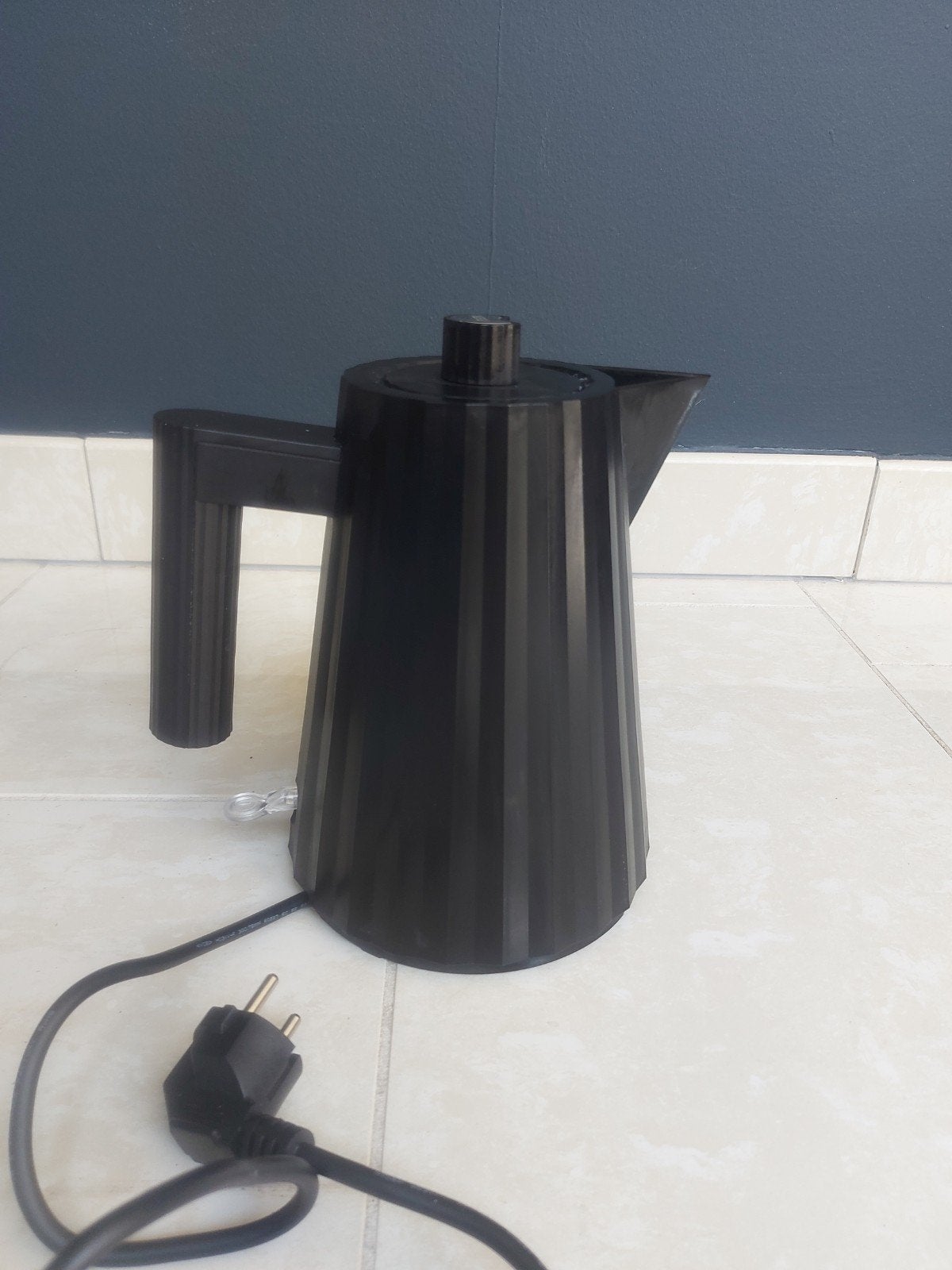 Alessi Plissé waterkoker - Zwart 1 liter, 1 tot 2 liter, Verzenden, Gebruikt, Draadloos