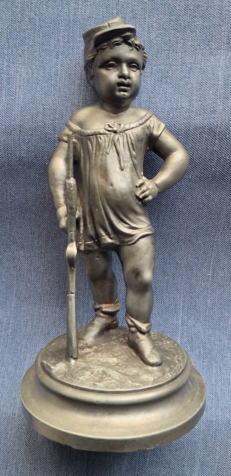 Antiek spelter/tinnen beeldje Franse jongen met geweer., Ophalen of Verzenden