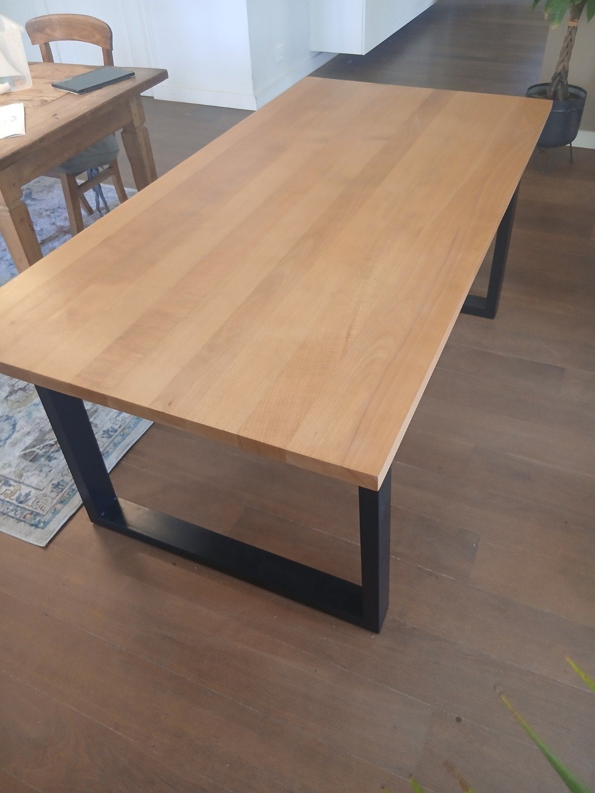Elegante eettafel met eikenhouteblad en metalen onderstel, Huis en Inrichting, Tafels | Eettafels, Overige houtsoorten, 100 tot 150 cm