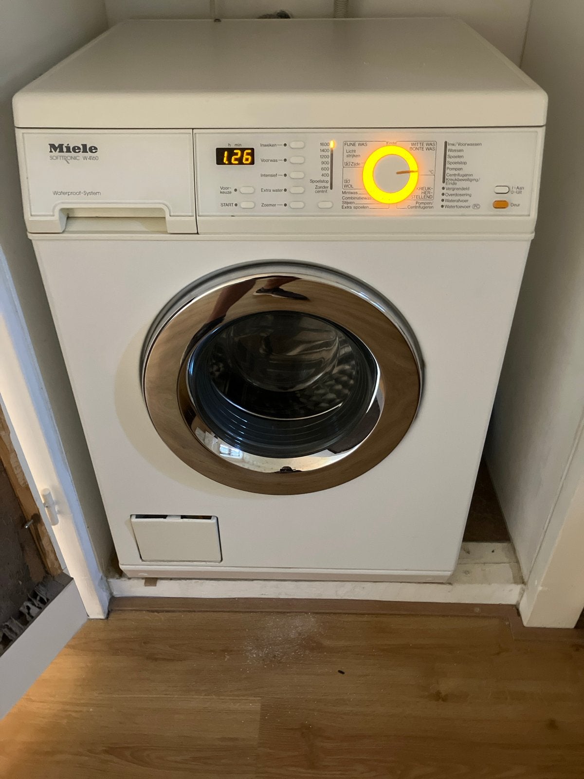 Miele Softtronic W4160 Waterproof-System Wasmachine, Ophalen, Zo goed als nieuw, Voorlader, 85 tot 90 cm