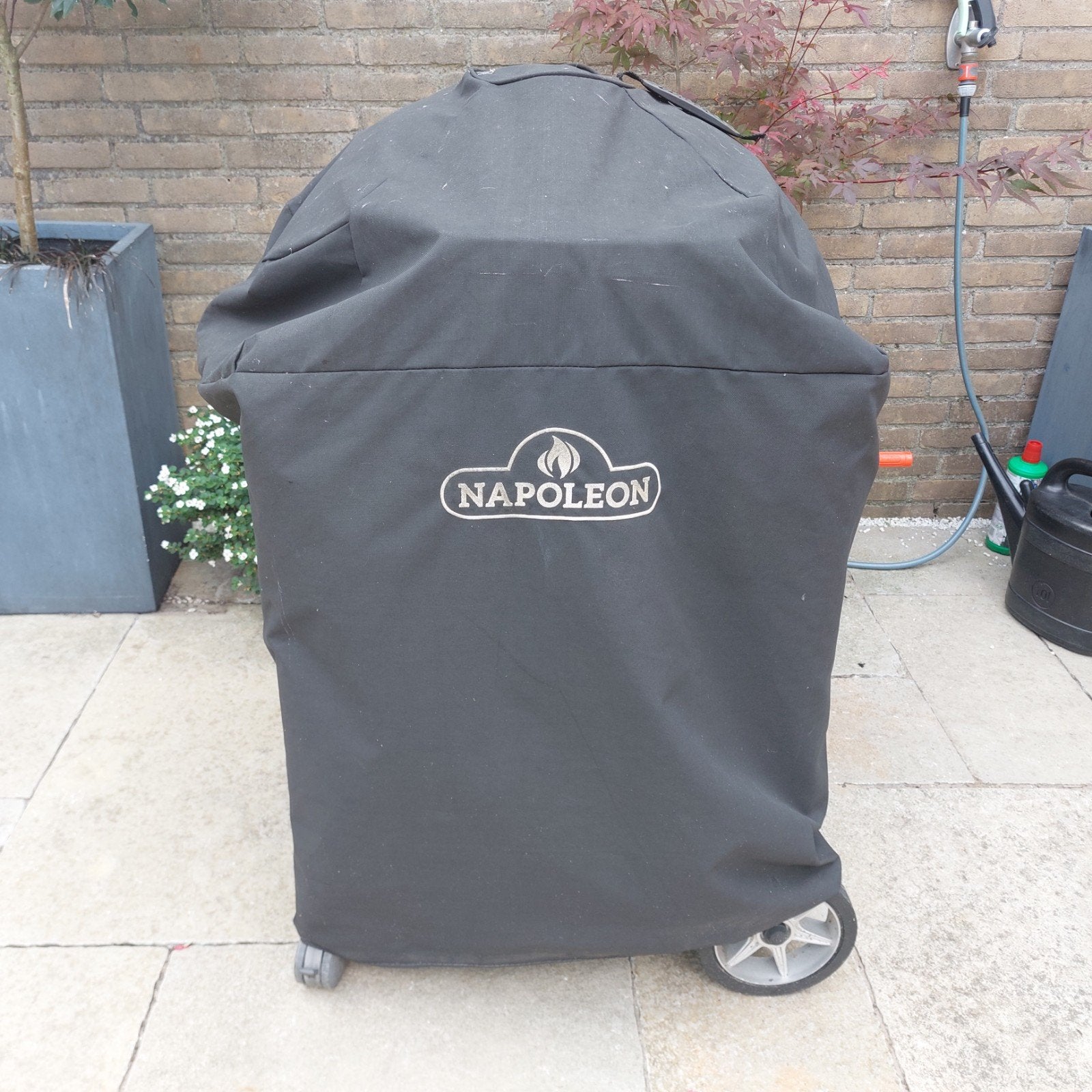 Napoleon houtskoolbarbecue met zijtafel en hoes, Ophalen, Gebruikt, Napoleon