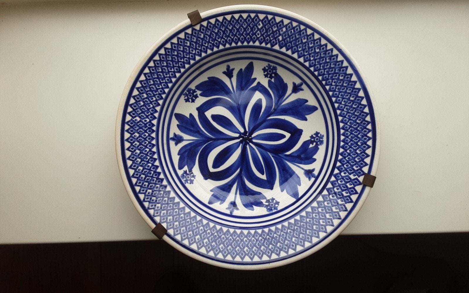 Decoratieve blauwe schaal/wandbord Soc. Ceramique Maastricht, Ophalen of Verzenden