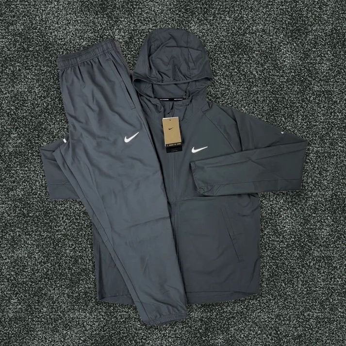 Grijze en zwarte Nike trainingspakken, Kleding | Heren, Ophalen, Zo goed als nieuw, Overige maten