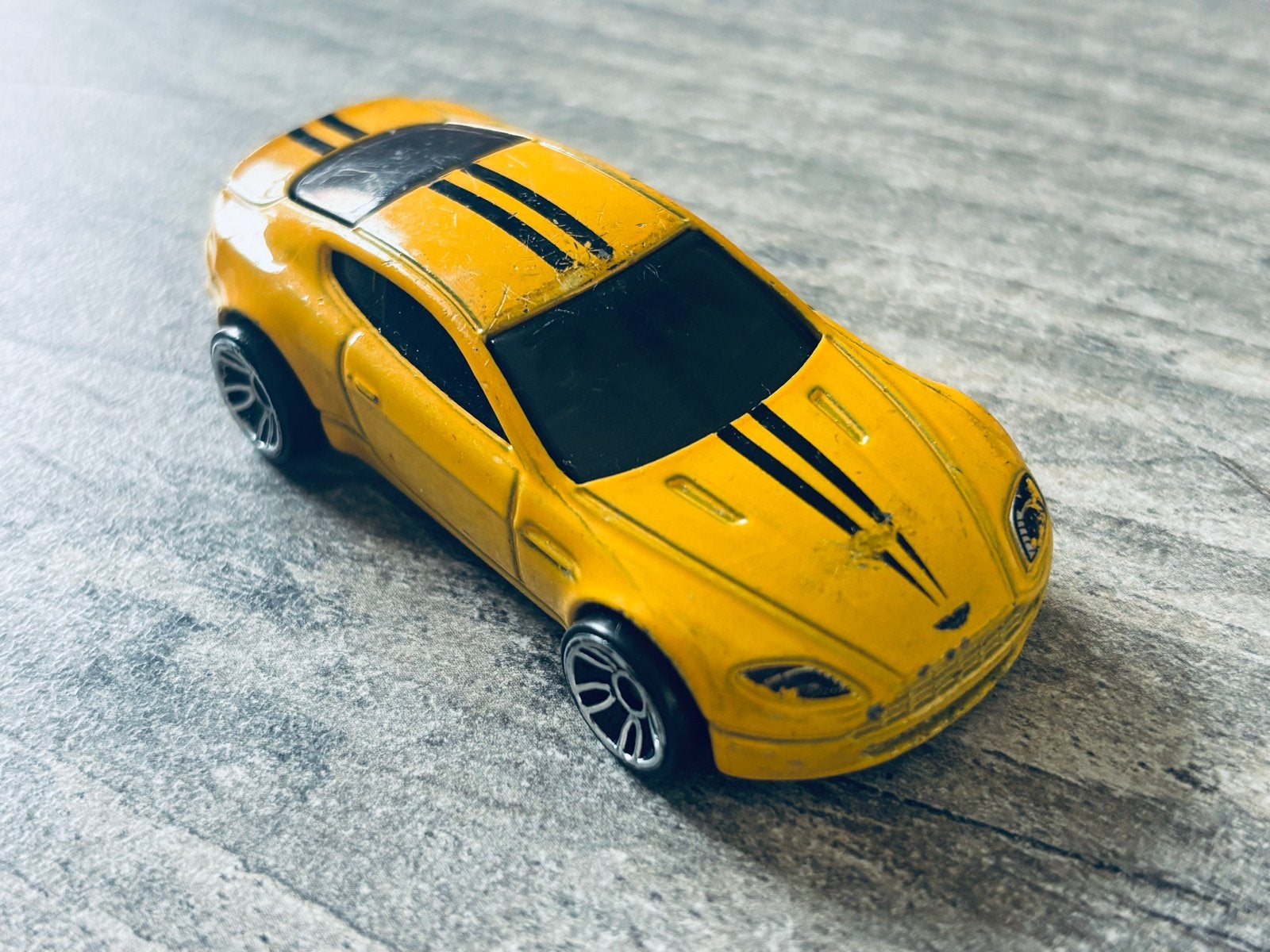 Hot Wheels Aston Martin V8 Vantage - Geel (2015), Ophalen of Verzenden, Gebruikt