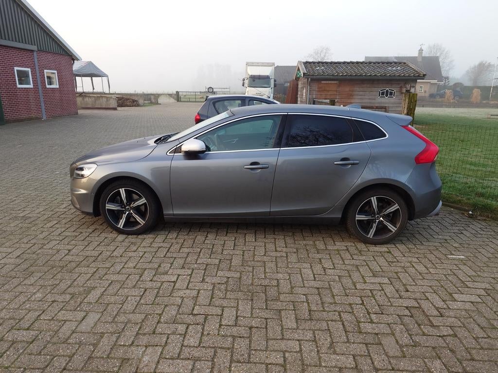 Volvo V40 2.0 T4 190PK 2018 Grijs Apple CarPlay Panorama dak, Auto's, Volvo, V40, ABS, Achteruitrijcamera, Airbags, Airconditioning