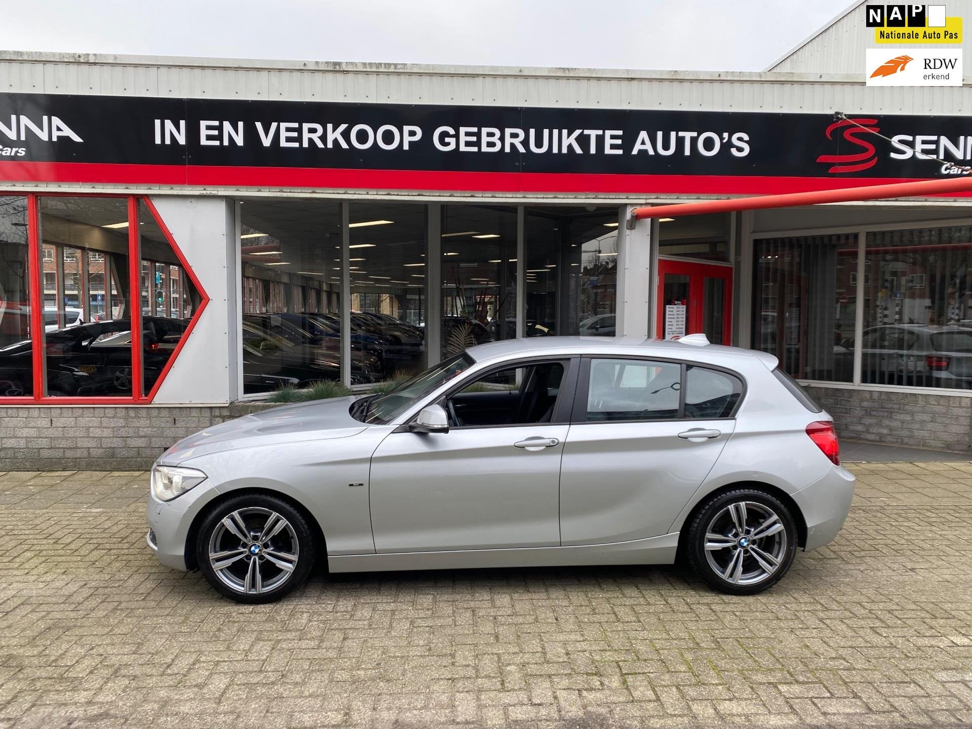BMW 1-serie 114i Sport Edition - 12-2013 - INCL BTW - Leer, Auto's, 1-Serie, Euro 5, Achterwielaandrijving, Gebruikt