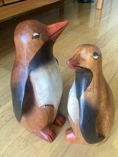 vintage houten Pinguïns set van 2 handgesneden beeldjes, Ophalen, Zo goed als nieuw, Dier