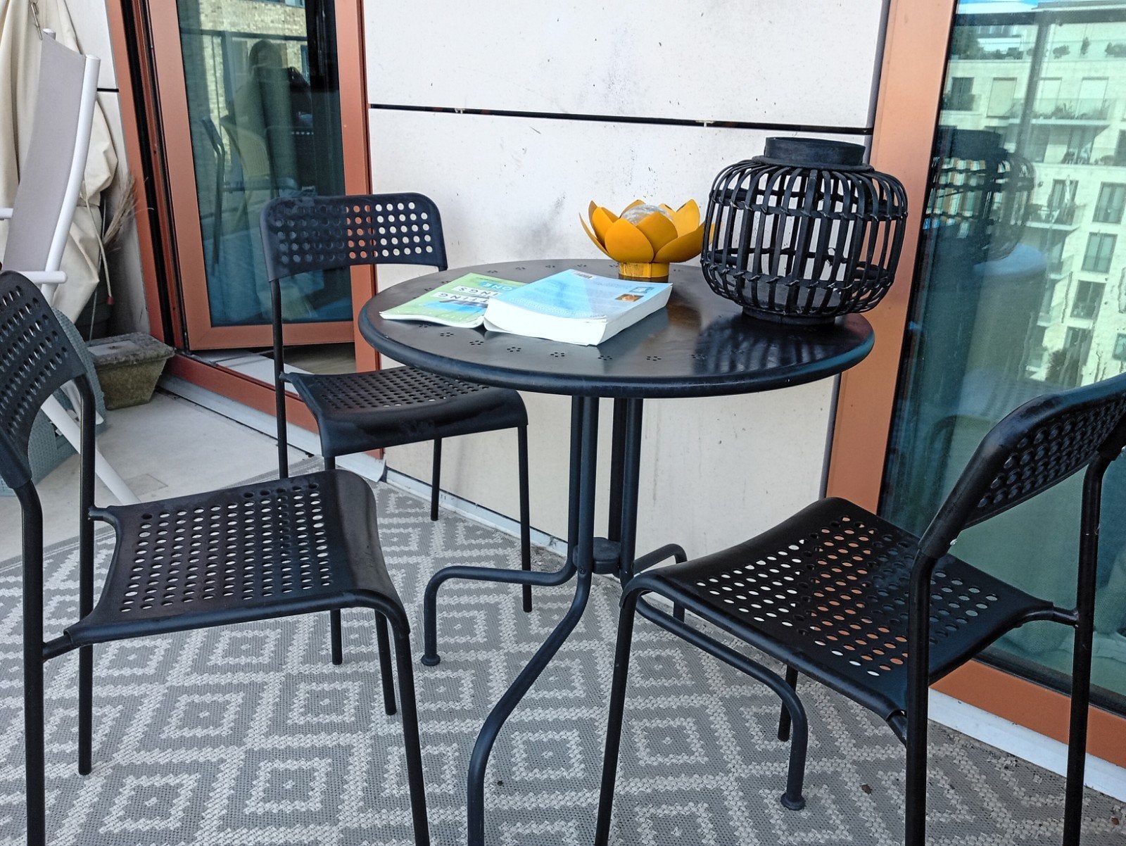 Zwarte tuinset met 3 stoelen en ronde tafel, Tuin en Terras, Tuinsets en Loungesets, Ophalen