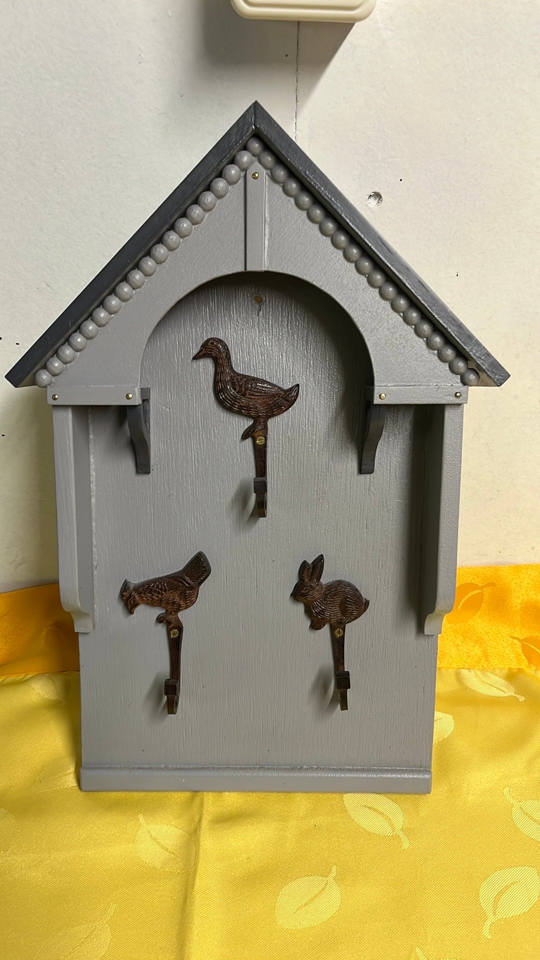 Houten wandrek in de vorm van een vogelhuisje net 3 haken, Ophalen of Verzenden