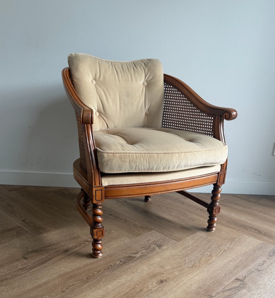 Vintage houten bergère fauteuil met webbing en beige kussens, Huis en Inrichting, Fauteuils, Ophalen, Minder dan 75 cm, 50 tot 75 cm
