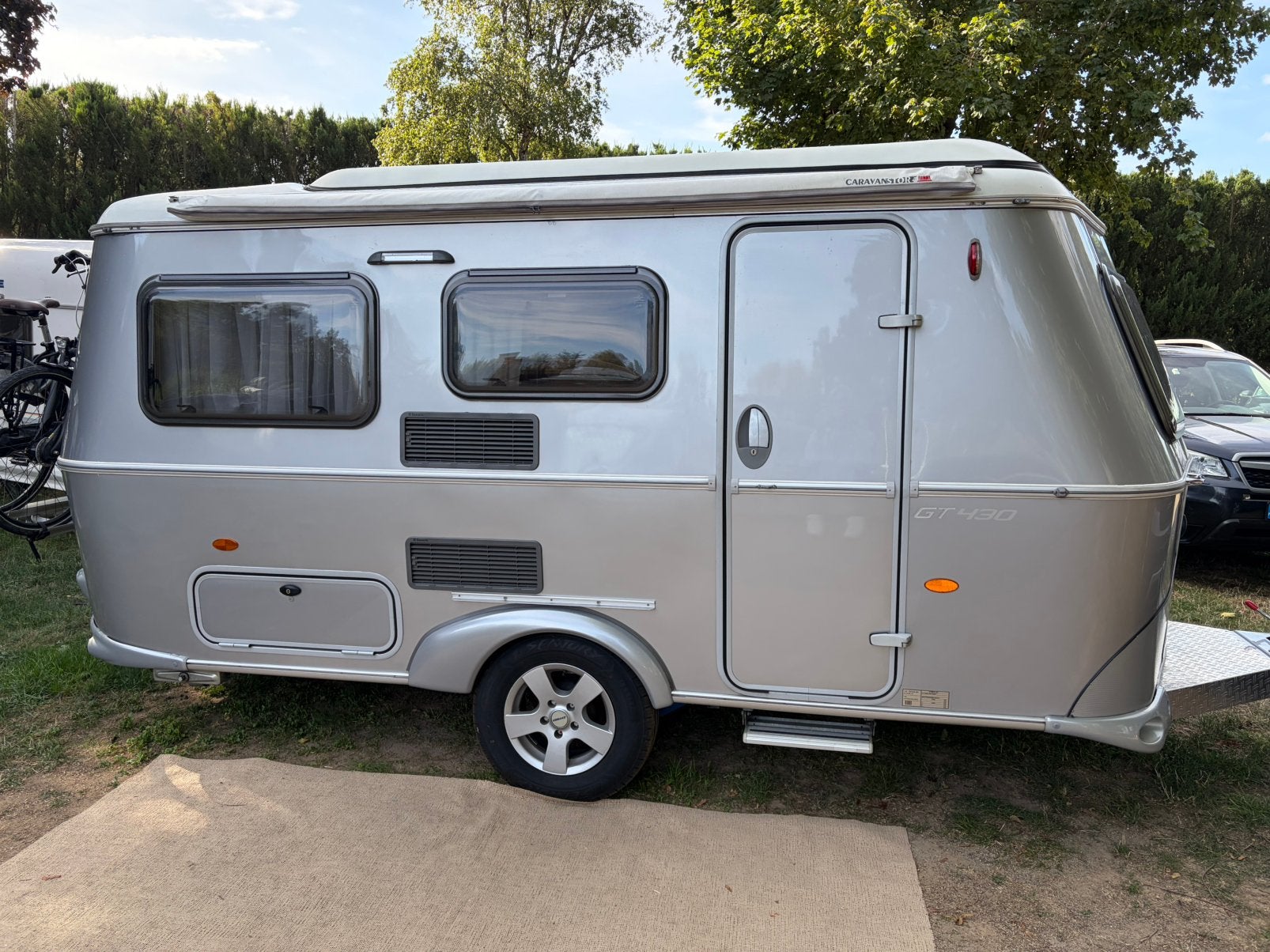 Eriba 430 GT zilver - super netjes! BOVAG 2026 + nw banden, Caravans en Kamperen, Vast bed, Koelkast, Kleine zit, Particulier