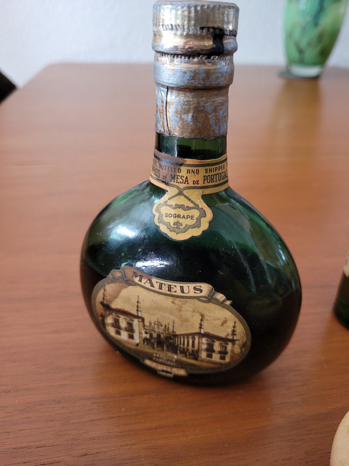 kleine fles wijn drank vintage model flesje mandje wijnfles, Verzamelen, Gebruikt, Ophalen of Verzenden, Vol, Overige typen