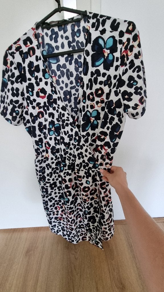 Only overslag jurkje wit met luipaard print gekleurd, Kleding | Dames, Jurken, Zo goed als nieuw, Maat 38/40 (M), Wit, Boven de knie