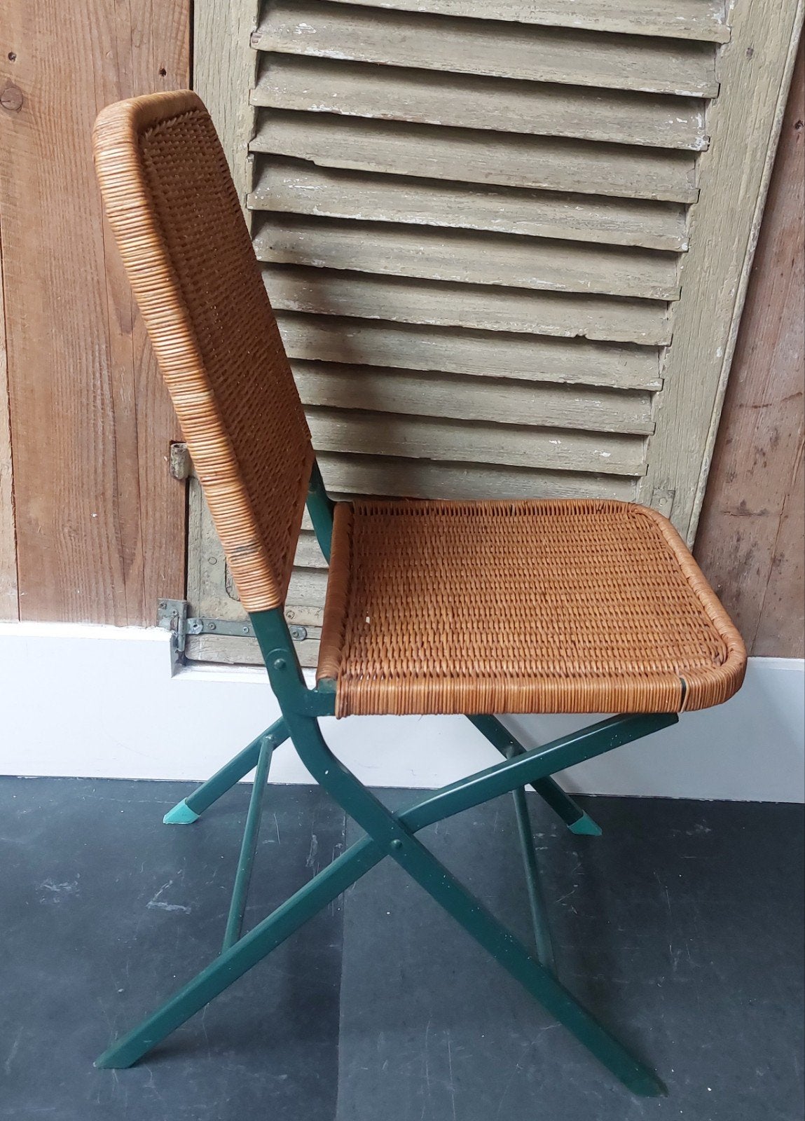 Vintage rotan klapstoel met groen metalen frame, Tuin en Terras, Tuinstoelen, Ophalen, Gebruikt, Rotan, .