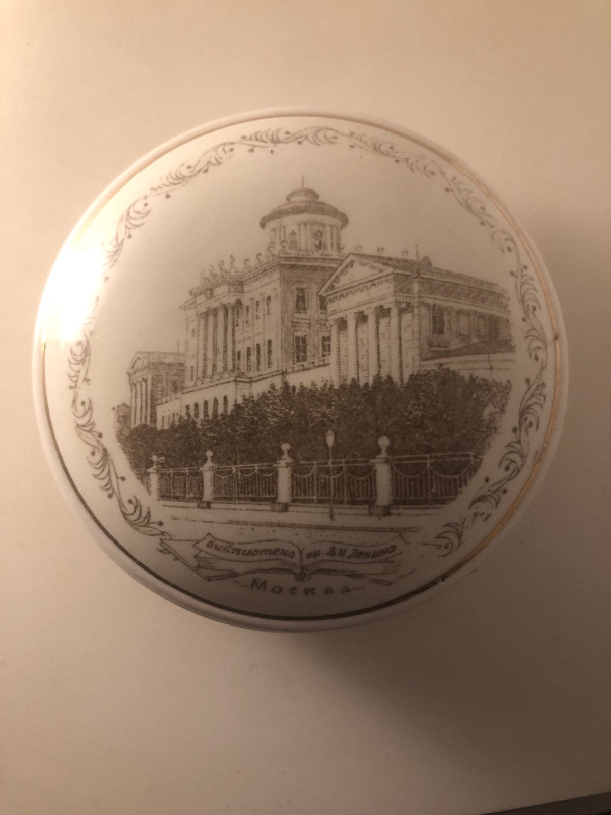 Vintage Russisch porseleinen doosje met gebouwafbeelding, Antiek en Kunst, Ophalen