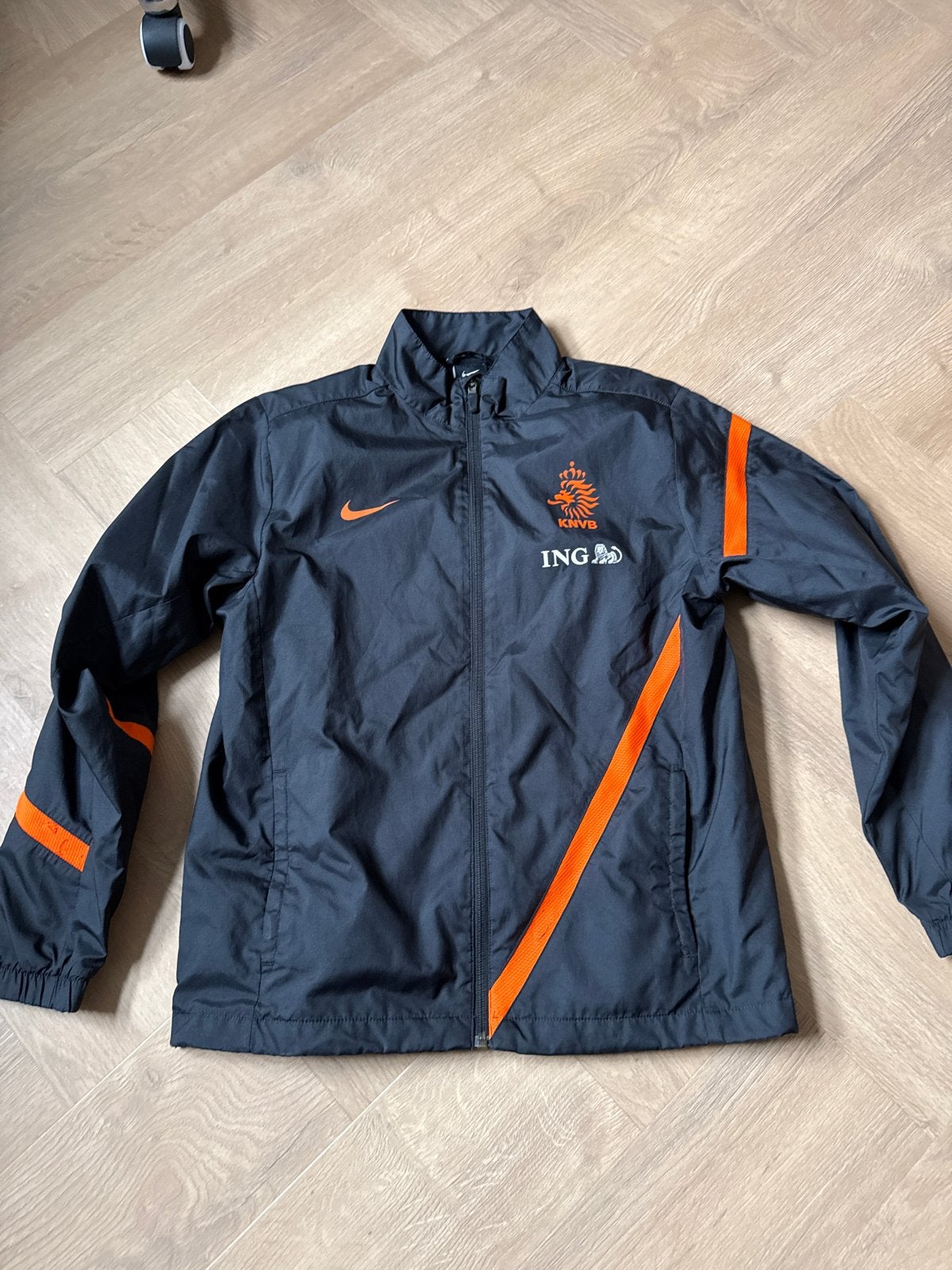 Nike KNVB Oranje Trainingsjack Maat 152-158 Nieuwstaat, Ophalen of Verzenden, Nieuw, Jongen of Meisje, Jas