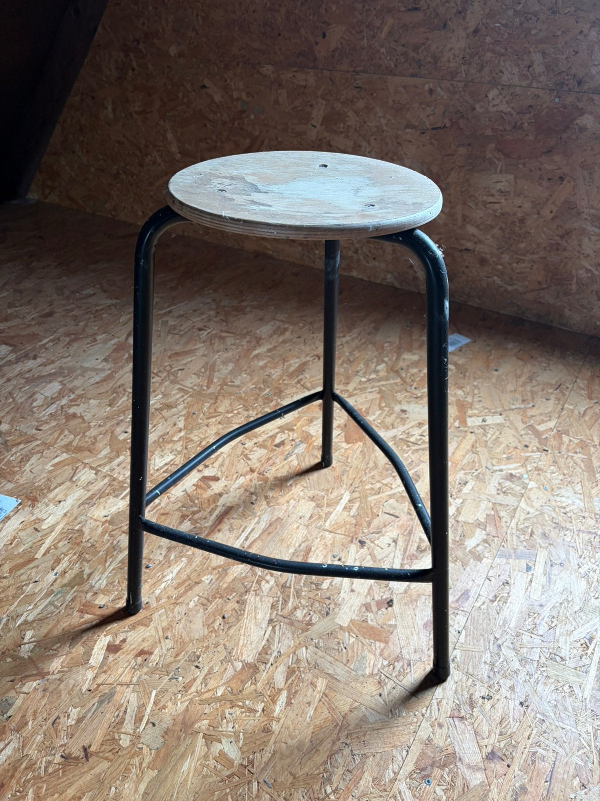 Industriele vintage brocante schoolkruk / barkruk, Ophalen, 60 tot 90 cm, Zo goed als nieuw, 1 kruk