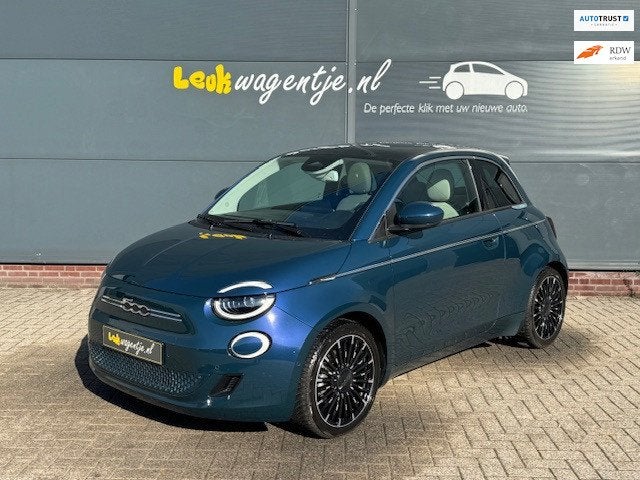 Fiat 500 e La Prima 42 kWh *pano *carplay *leder *stoelverw., Auto's, Dealer onderhouden, Gebruikt, 118 pk, 4 stoelen