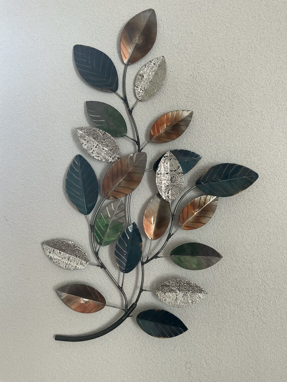 Prachtige metalen wanddecoratie “ Tak met bladeren”, Ophalen, Metaal, 71 cm, Meerkleurig