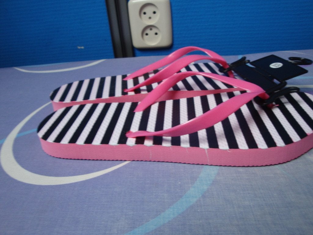 Maat 39 / 38. Nieuwe teen slippers., Slippers, Overige kleuren, Nieuw, Ophalen of Verzenden