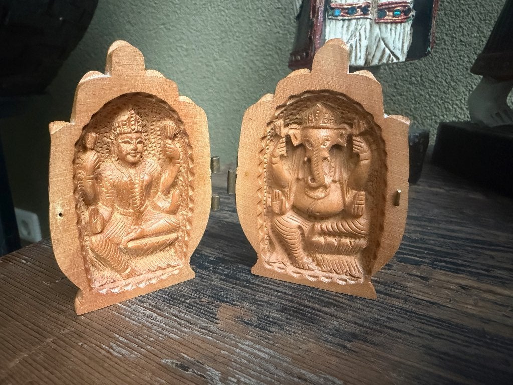 Houtsnijwerk hand boeddha en ganesha lakshmi kadambahout, Verburgt Vintage, Gebruikt, Ophalen of Verzenden, https://verburgtvintage.nl/#contact