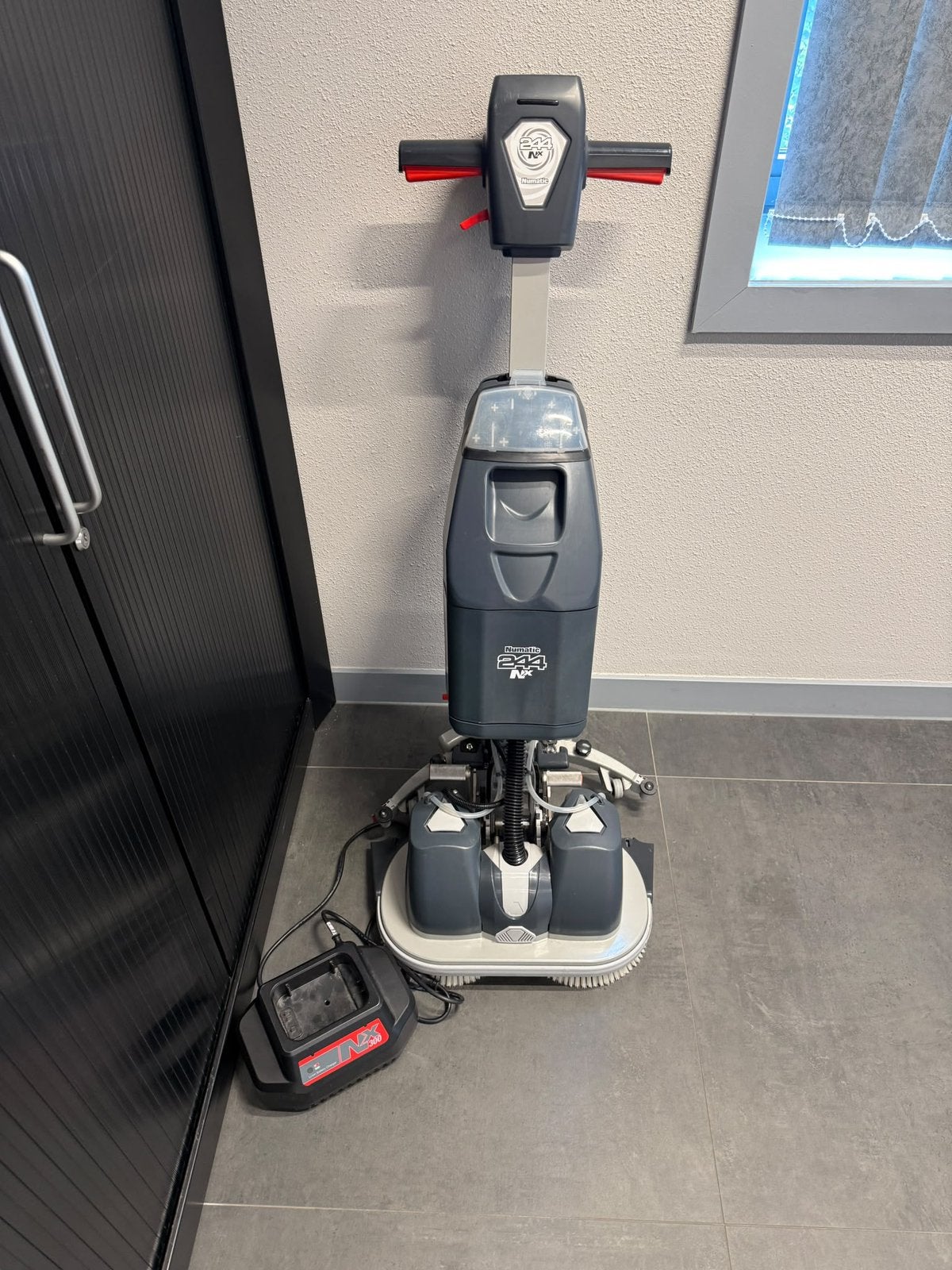 Numatic 244 NX professionele schrob-/zuigmacchine, Ophalen, Zo goed als nieuw, Schrobmachine