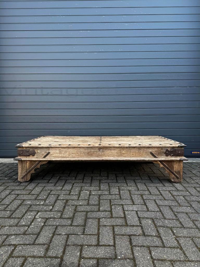 Antieke teakhouten salontafel met metalen nagels en beslag, Ophalen of Verzenden, Gebruikt