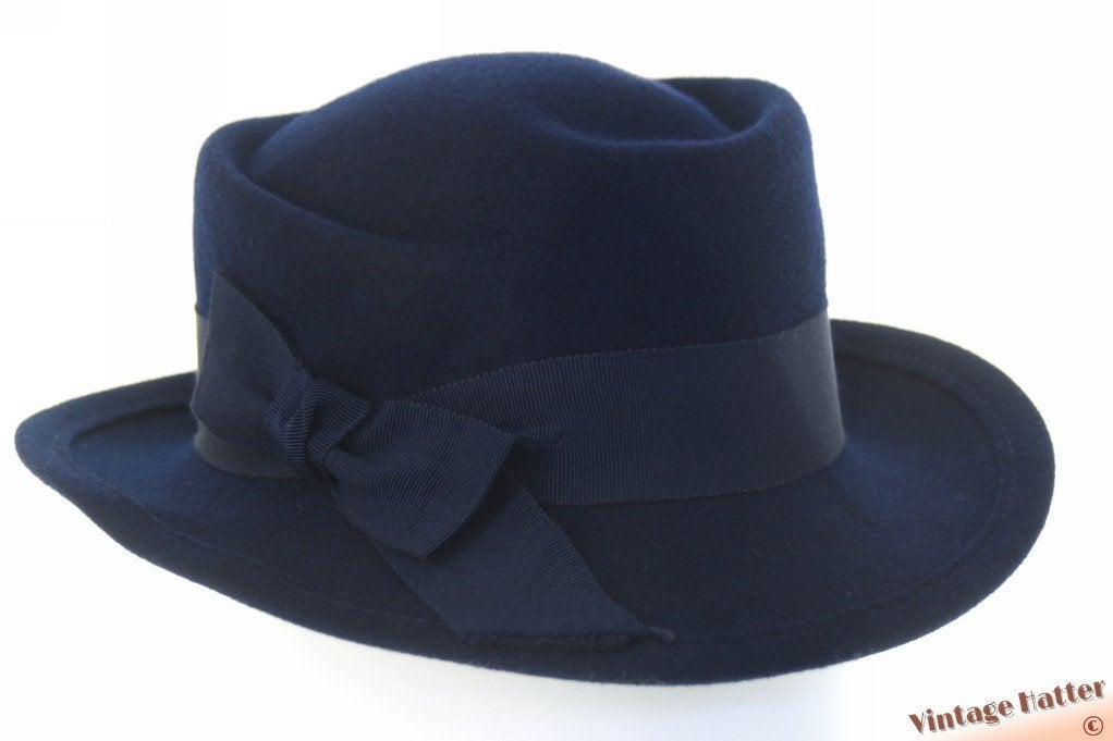 Vintage Dameshoed donkerblauw vilt met gedraaide top 56, Ophalen of Verzenden, Zo goed als nieuw, 56 of 57 cm (M, 7 of 7⅛ inch)