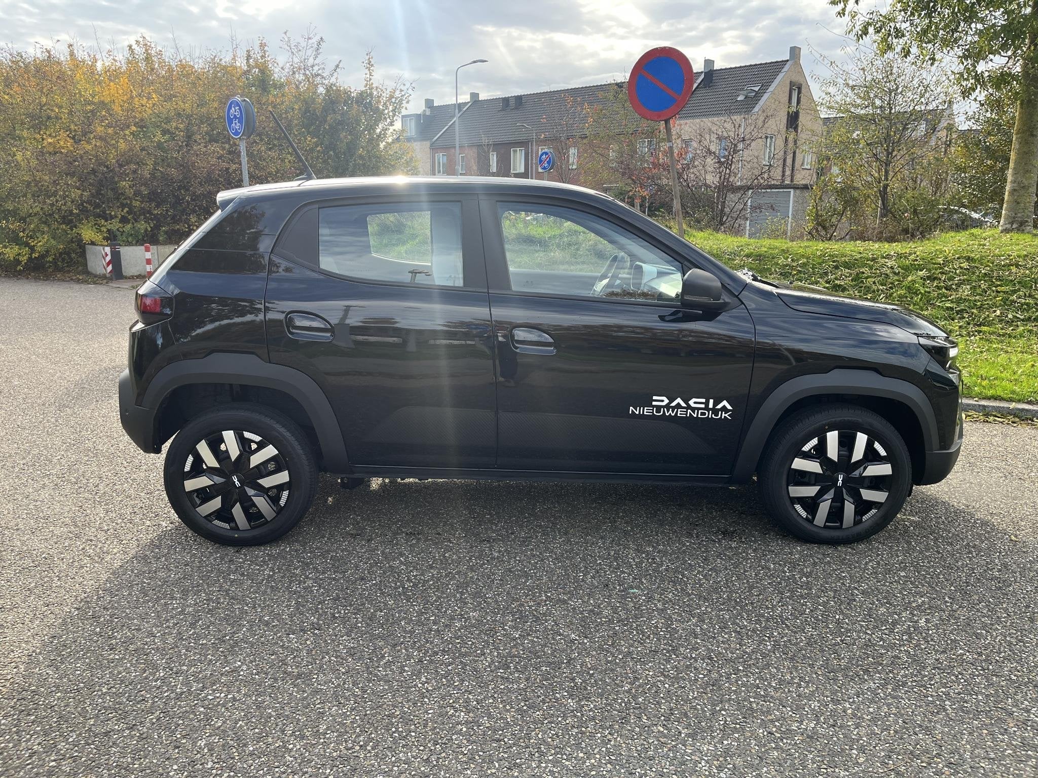 Dacia Spring Extreme 65 26.8 kWh APPLE CARPLAY ANDROID AUTO, Auto's, Gebruikt, Zwart, 4 stoelen, Leder en Stof