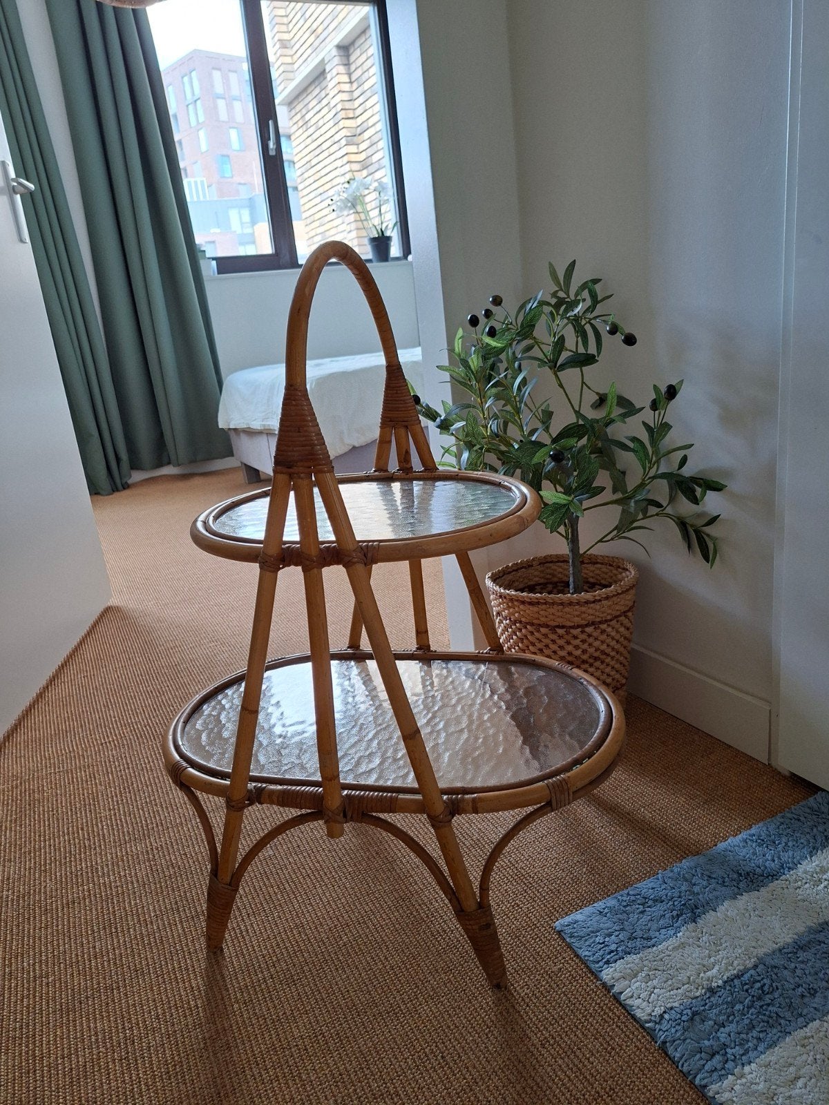 Vintage rotan bijzettafel met twee glasplaten, Ophalen, Overige materialen, Minder dan 55 cm, Gebruikt