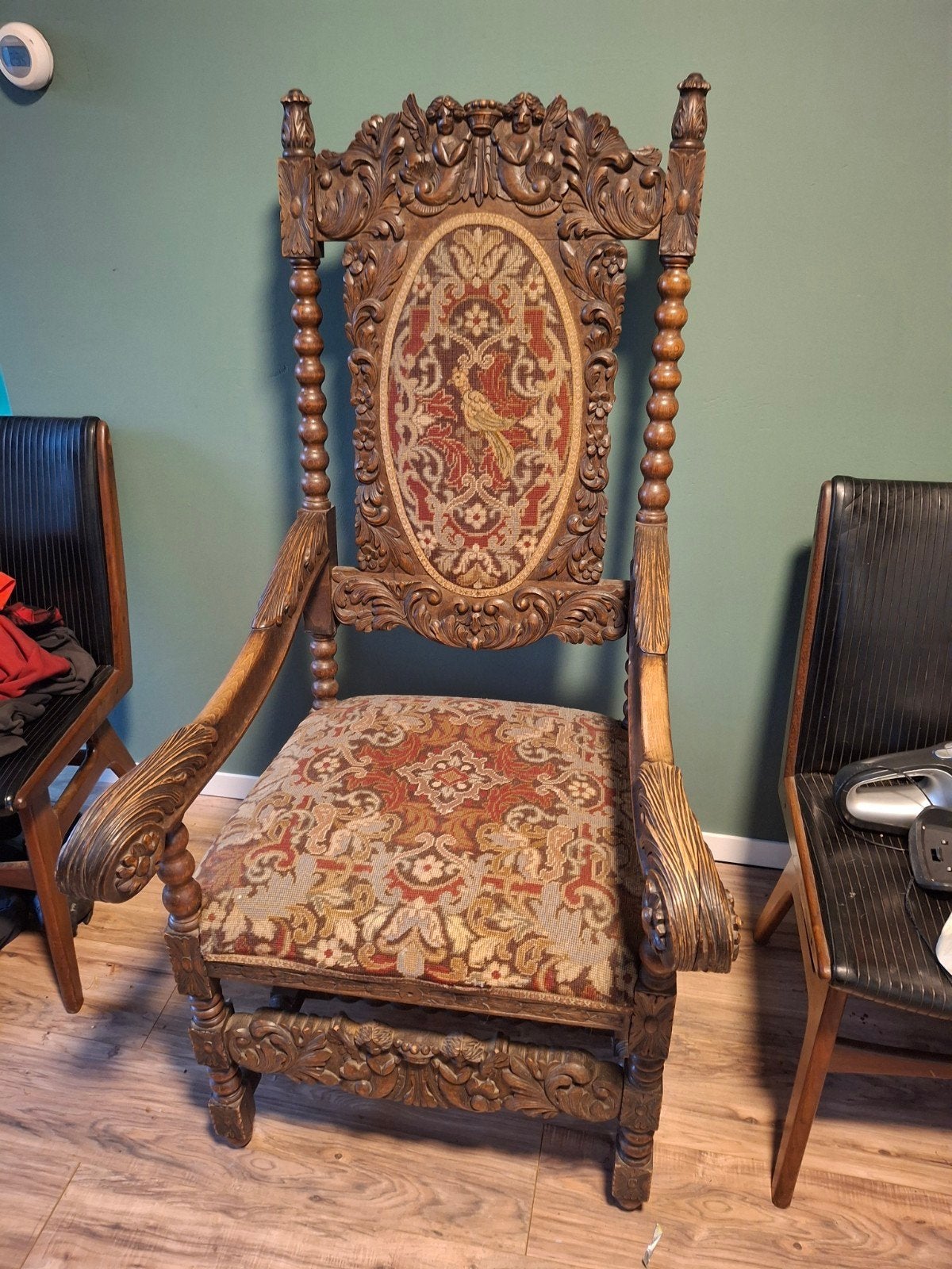 Prachtige antieke ridderstoel met gedetailleerd houtsnijwerk, Antiek en Kunst, Antiek | Meubels | Stoelen en Banken, Ophalen