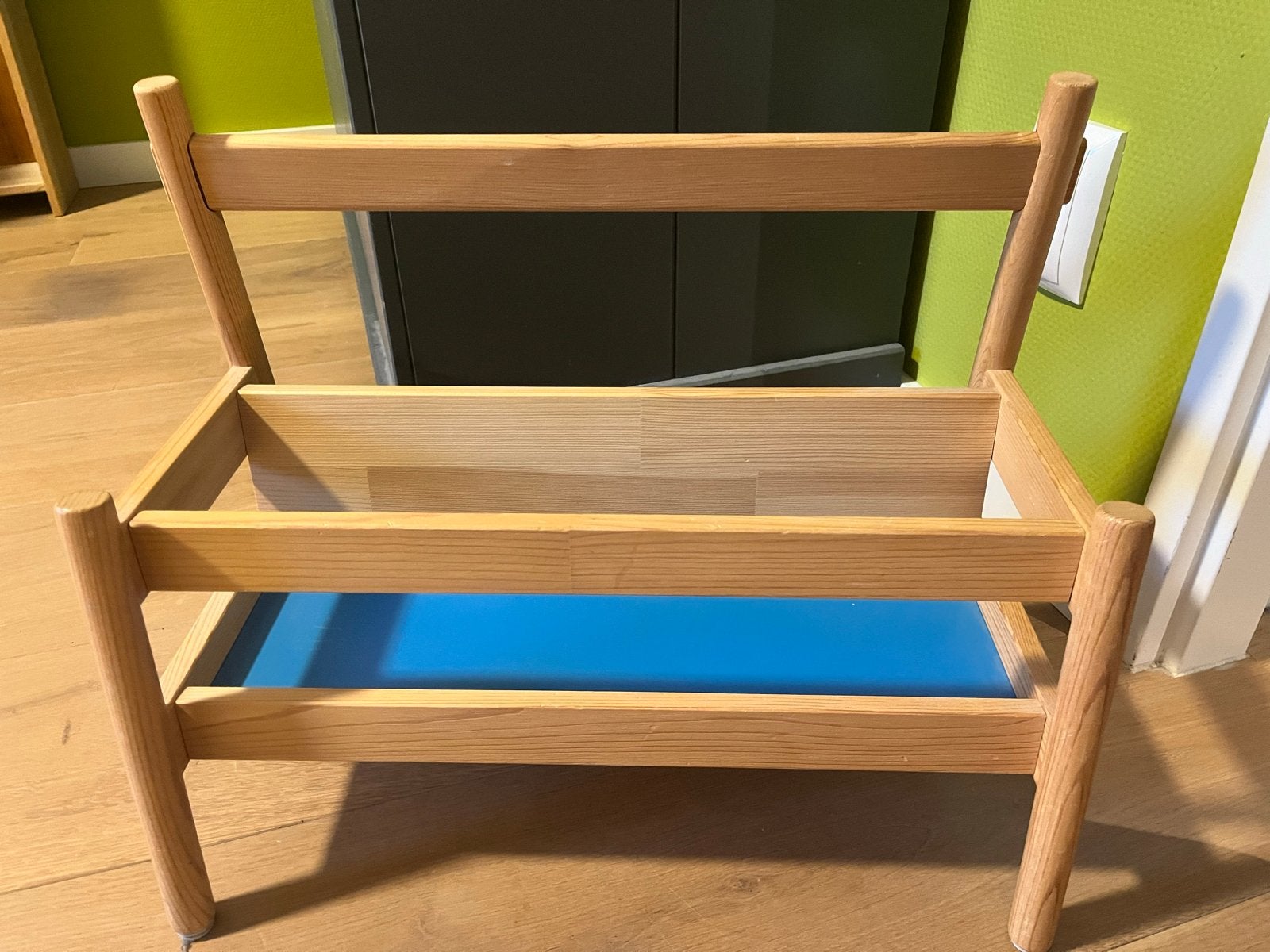 Ikea Boekenrek - Houten Boekenstandaard met Blauwe Bodem, Ophalen, Met plank(en), Minder dan 50 cm, Gebruikt