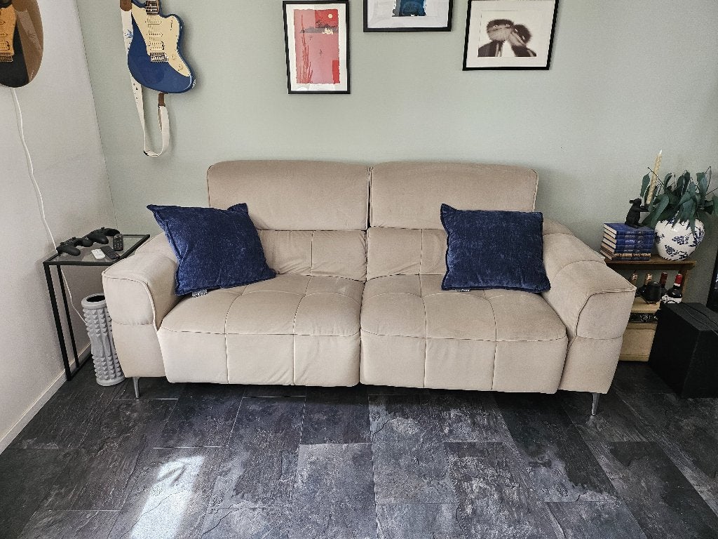 Elektrisch verstelbare bank beige, Huis en Inrichting, Ophalen, Gebruikt, Driepersoons, 75 tot 100 cm