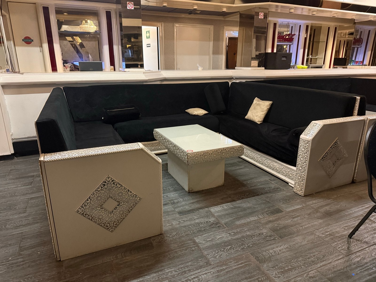 Complete lounge inrichting: zwarte banken + 5 salontafels, Ophalen, Gebruikt, Lounge, Hoekbank