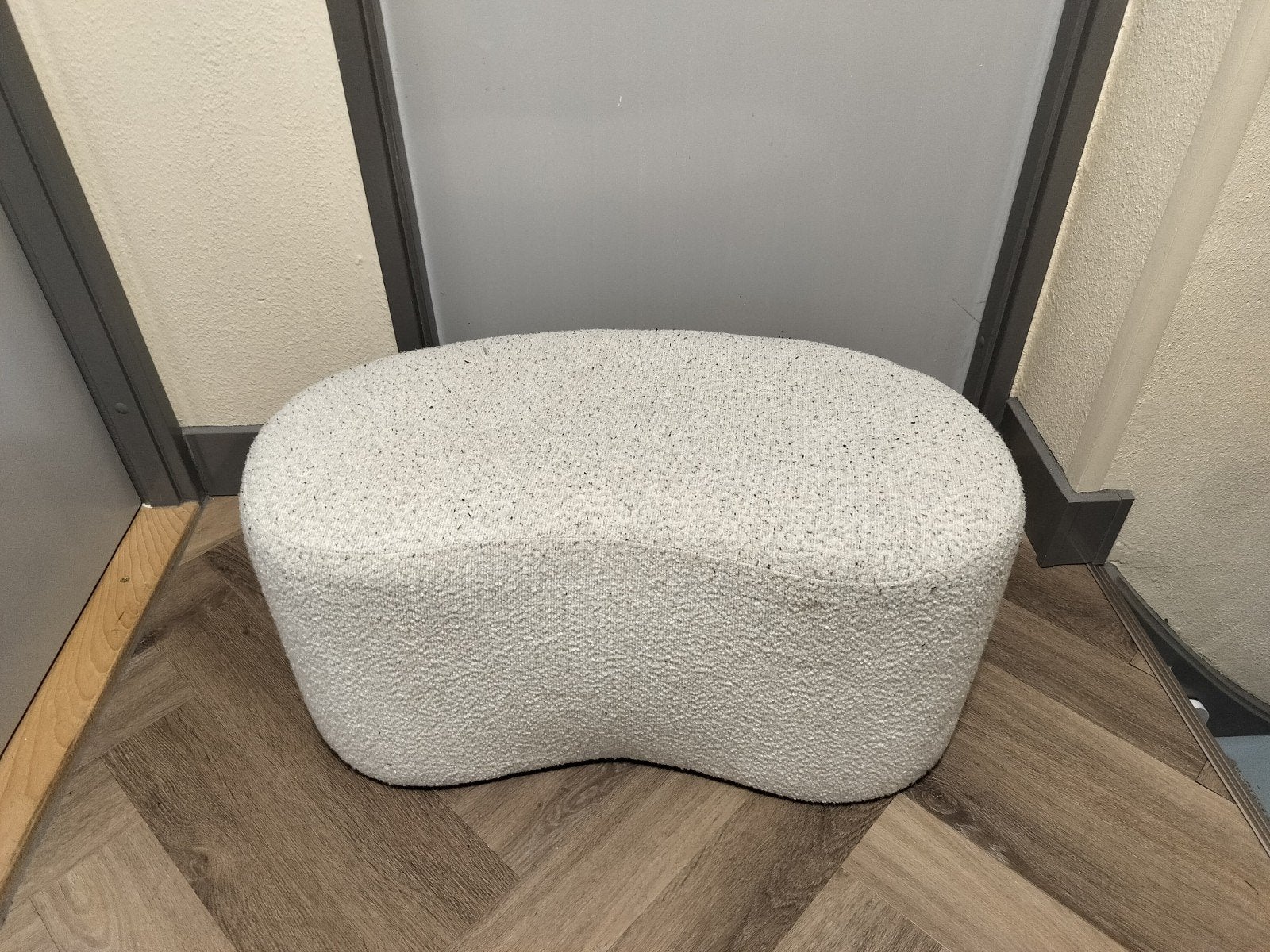 Moderne organische poef, crème kleurige bouclé stof, Ophalen, Gebruikt, 75 tot 100 cm, Minder dan 50 cm