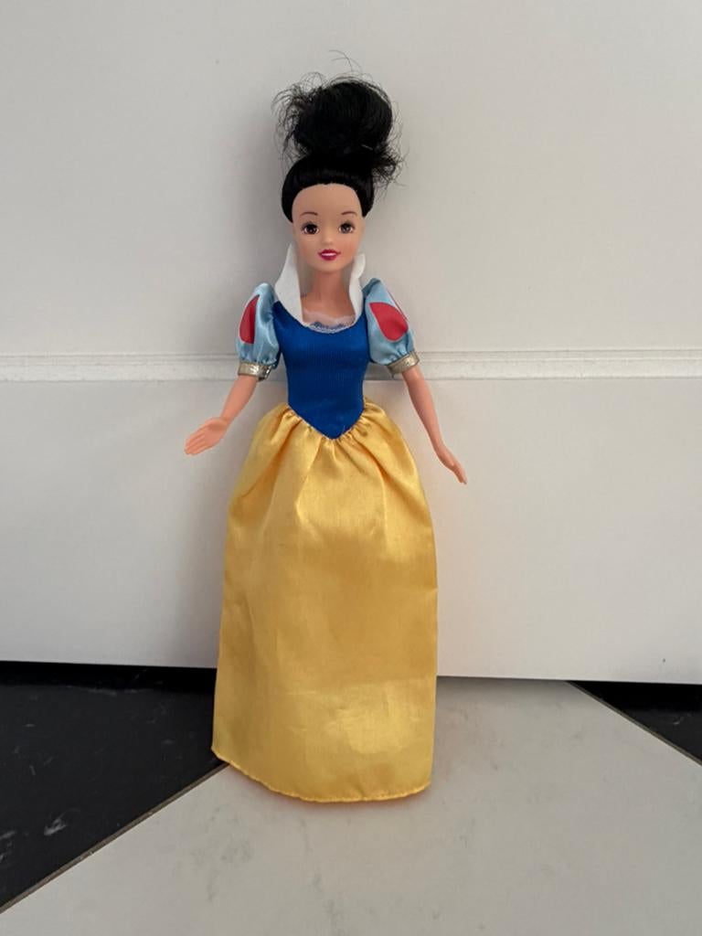 Barbie pop sneeuwwitje, Ophalen of Verzenden, Zo goed als nieuw, Barbie