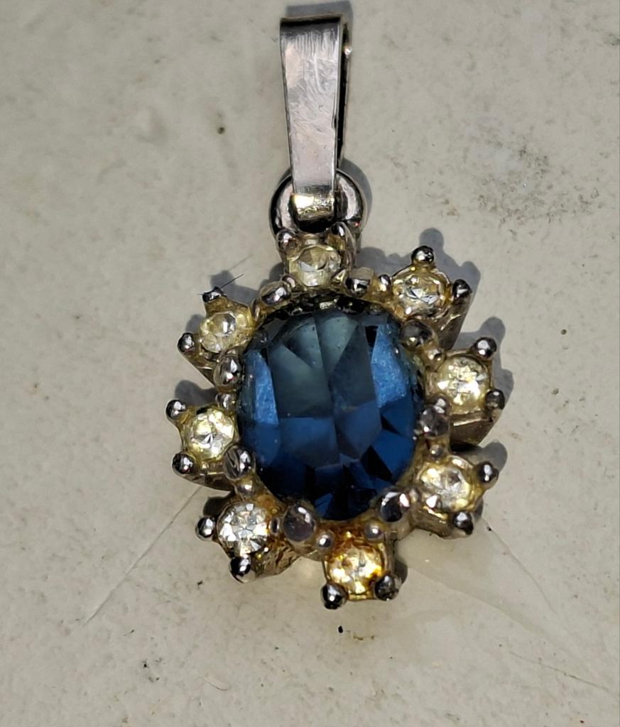 Antiek hangertje met blauwe steen aan ketting €12, Ophalen of Verzenden, Overige materialen, Hanger