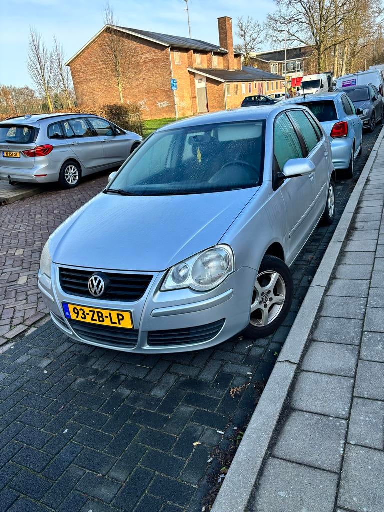 Volkswagen Polo 1.4 16V 59KW 2007 Grijs, Auto's, Voorwielaandrijving, Stof, 40 €/maand, 4 cilinders