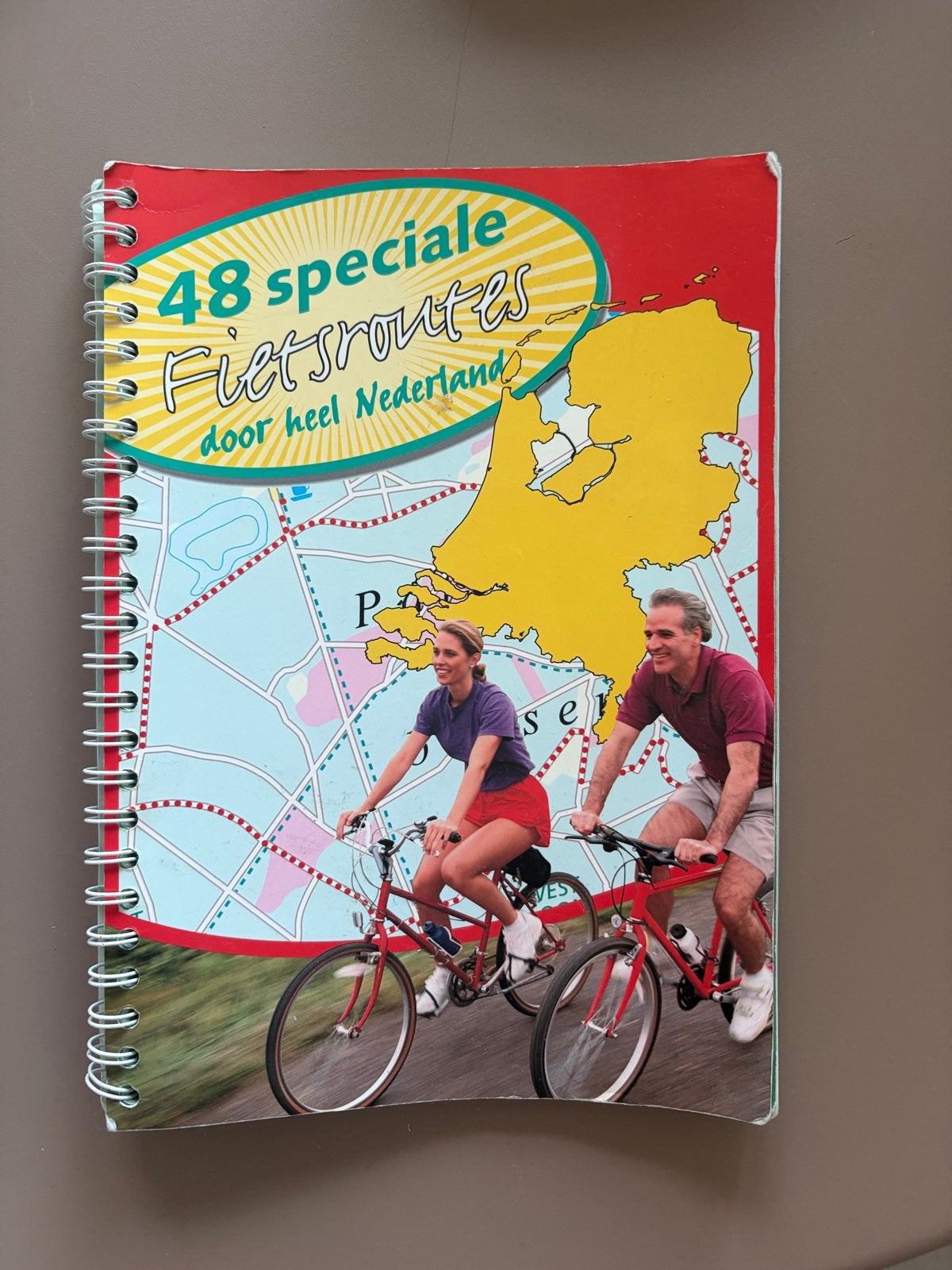 48 speciale fietsroutes door heel Nederland boekje, Fiets- of Wandelgids, Ophalen of Verzenden, Benelux, Gelezen