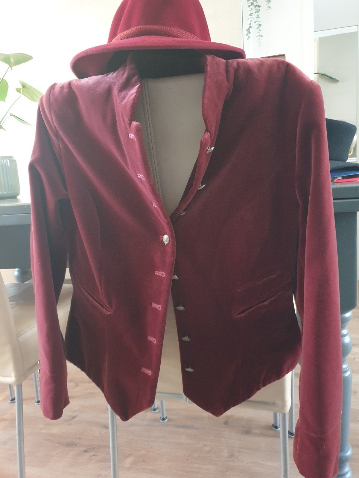 Vintage bordeaux fluwelen hoed met bijpassend jasje, Ophalen