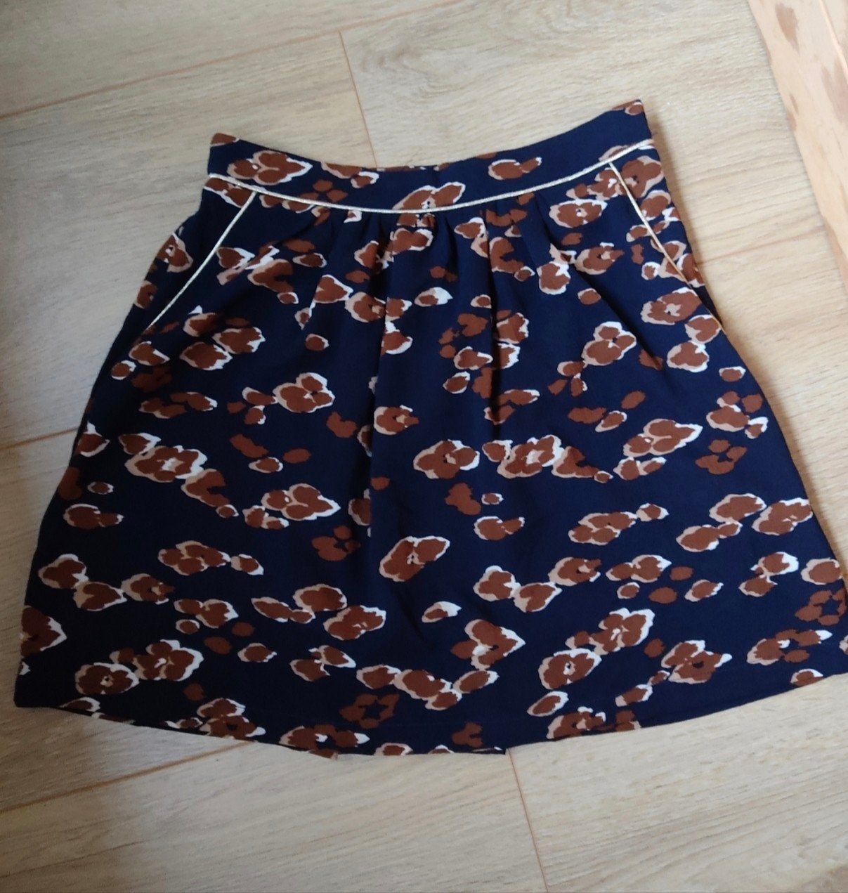 Donkerblauw rokje met gouden details en zakken - mt 36, Zo goed als nieuw, Maat 36 (S), Boven de knie, Verzenden