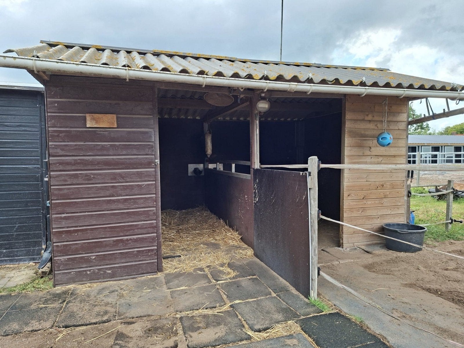 GRATIS!!!!   2 onder 1 kap stal met lessenaarsdak, Stalling, 2 of 3 paarden of pony's