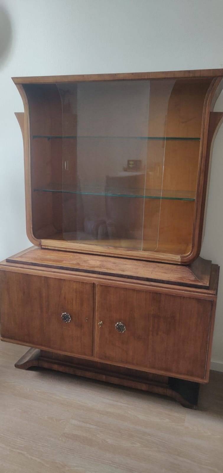 Vintage houten buffet/servieskast met glazen vitrine