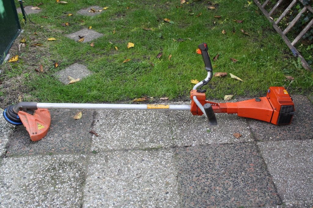 husqvarna bosmaaier 240R met harnas voor 175 euro, Ophalen, Benzine, Gebruikt, Husquarna