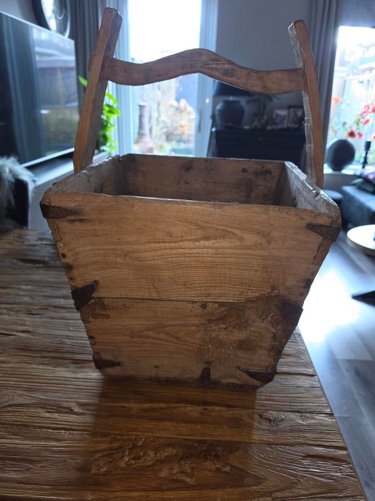 Antieke houten chinese rijstmand met metaal beslag, Ophalen, Metaal, Minder dan 50 cm, Minder dan 50 cm
