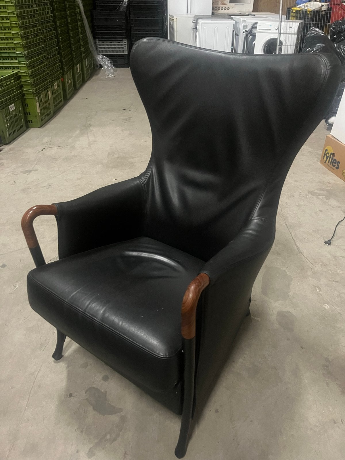 Giorgetti fauteuil zwart leer met houten armleuningen, Huis en Inrichting, Fauteuils, Ophalen of Verzenden, Zo goed als nieuw
