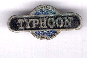 A. Knibbe TYPHOON Amersfoort bromfiets broche ( G_076), Verzenden, Zo goed als nieuw, Transport, Speldje of Pin